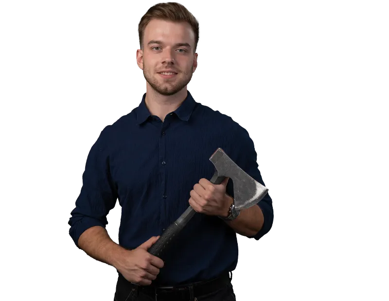 Mann mit Axt vor weissem Hintergrund