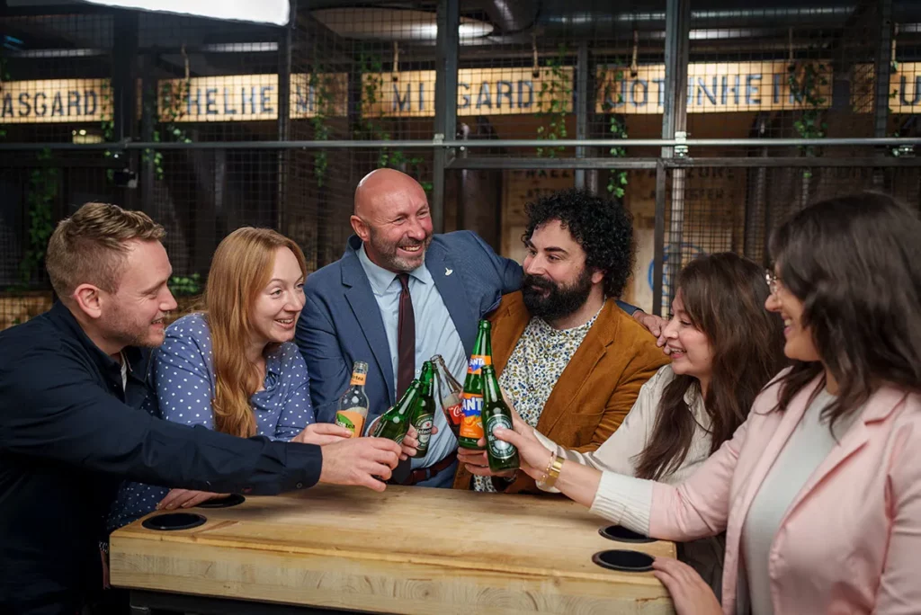 Gruppe feiert beim Axtwerfen