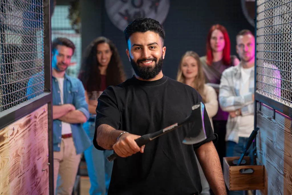mann posiert beim Axtwerfen wurf
